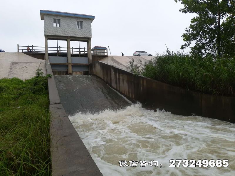 堤防排水泵站閘門是堤防工程的配套設(shè)施，用于排除堤內(nèi)積水。適用于江河湖泊堤防、蓄滯洪區(qū)，支持手動/電動啟閉控制。設(shè)備采用鋼制或鑄鐵結(jié)構(gòu)，耐腐蝕性強(qiáng)，適配不同地質(zhì)條件。價(jià)格受排水量、埋設(shè)深度及自動化程度影響，建議聯(lián)系廠家獲取選型方案及實(shí)時報(bào)價(jià)。廠家提供堤防安全評估、安裝調(diào)試及清淤維護(hù)服務(wù)。