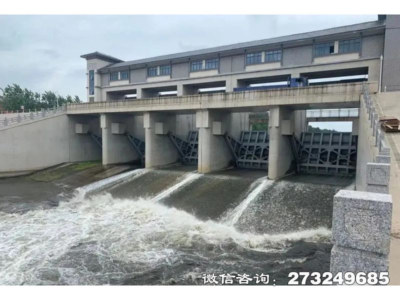 排澇站流量控制閘門專為應(yīng)對暴雨內(nèi)澇設(shè)計(jì)，高效調(diào)節(jié)排水量。適用于城市排澇站、河道治理及低洼地區(qū)，支持手動/電動雙模式啟閉。設(shè)備采用鋼制框架結(jié)構(gòu)，耐腐蝕性強(qiáng)，適配大流量排水需求。價(jià)格受排水量、承壓等級及自動化程度影響，建議聯(lián)系廠家獲取排水能力參數(shù)及報(bào)價(jià)。廠家提供排澇系統(tǒng)集成、安裝調(diào)試及防汛聯(lián)動方案服務(wù)，提升應(yīng)急響應(yīng)效率。